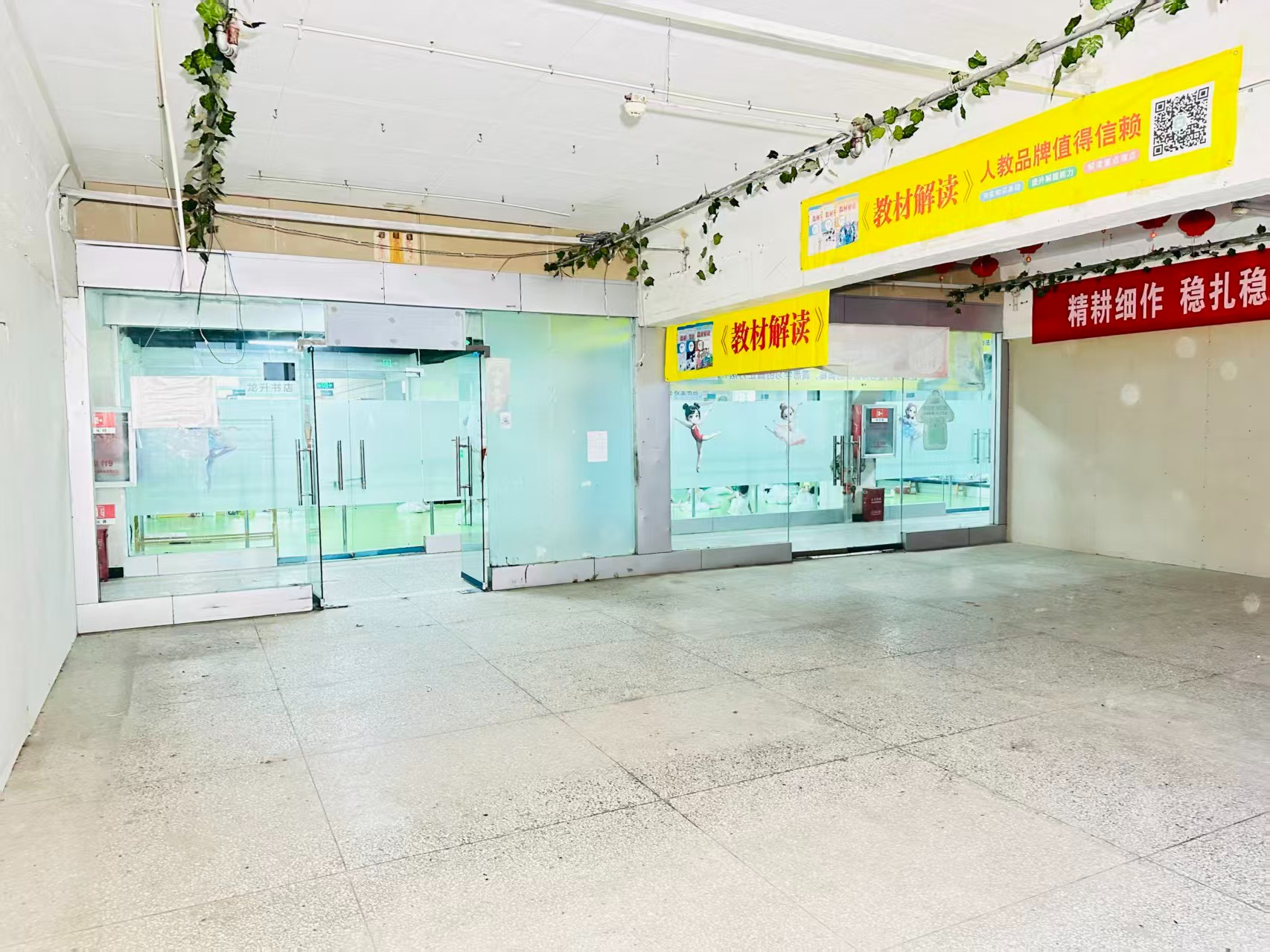 030村道提供写字楼、商铺、展示空间、直播间等多种面积选择，满足企业办公、研发、展示、运营等多元需求。