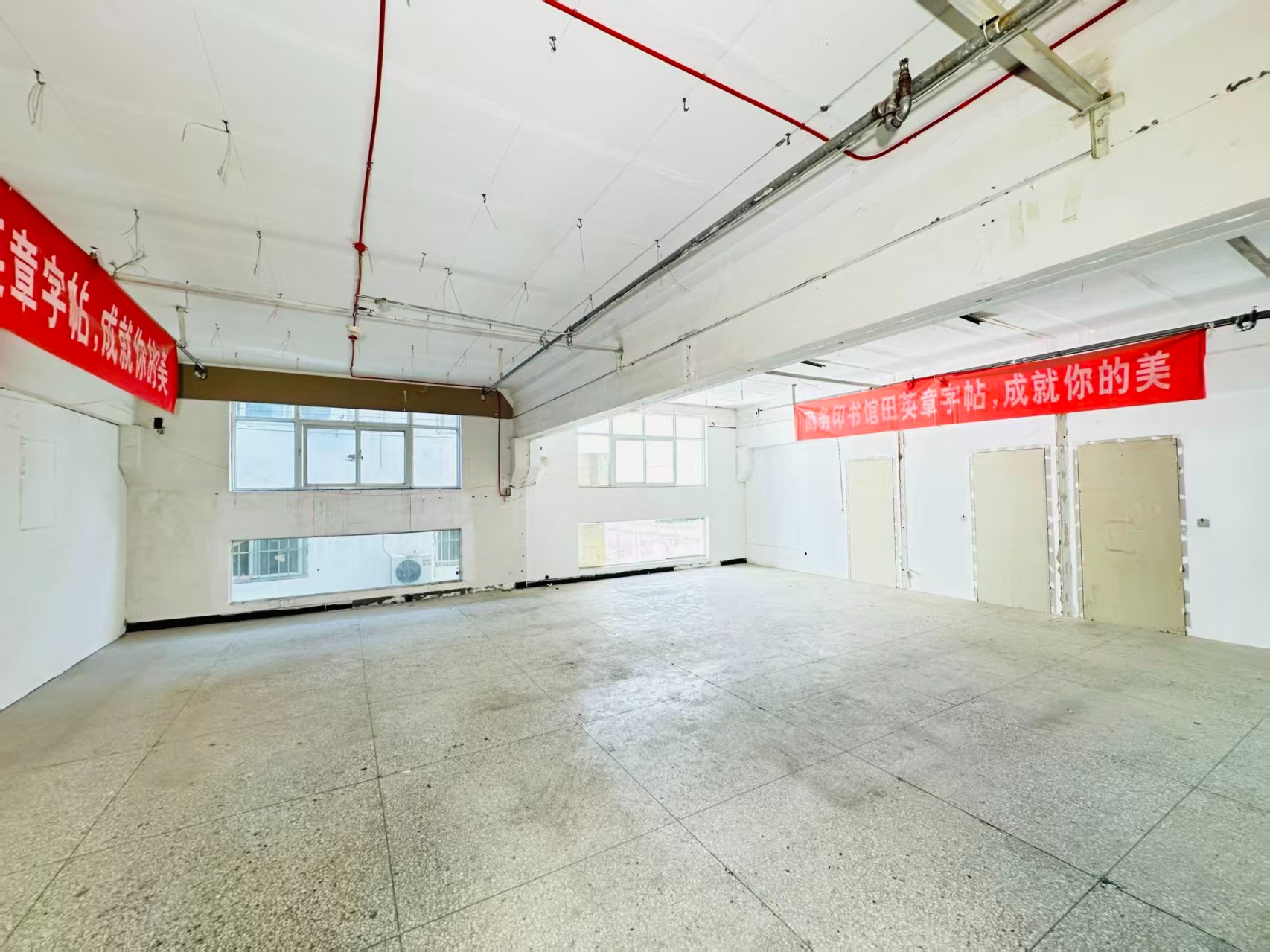 030村道重点吸引人工智能应用、数字经济、电商直播、智能制造服务、软件开发、科技创新企业及创业团队入驻